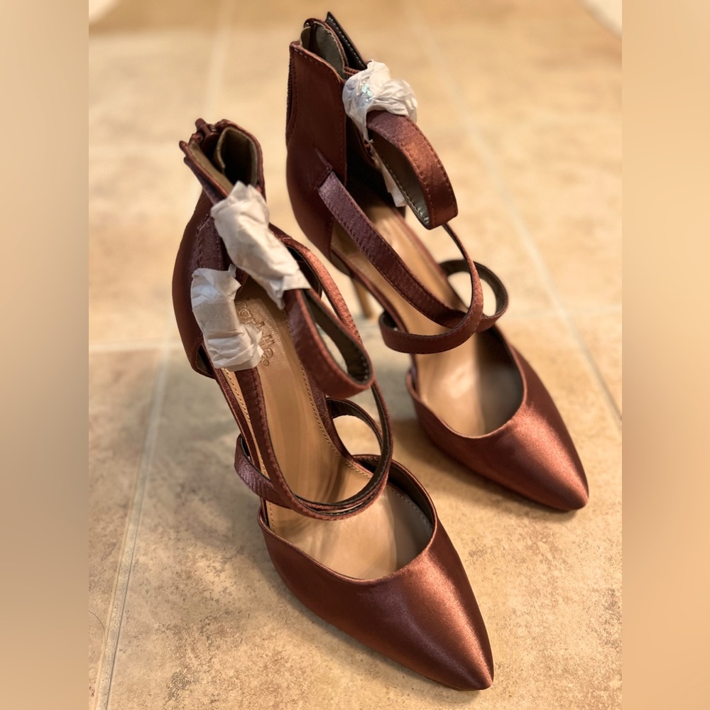 Charlotte Russe Safiyaa Pumps in size 8
